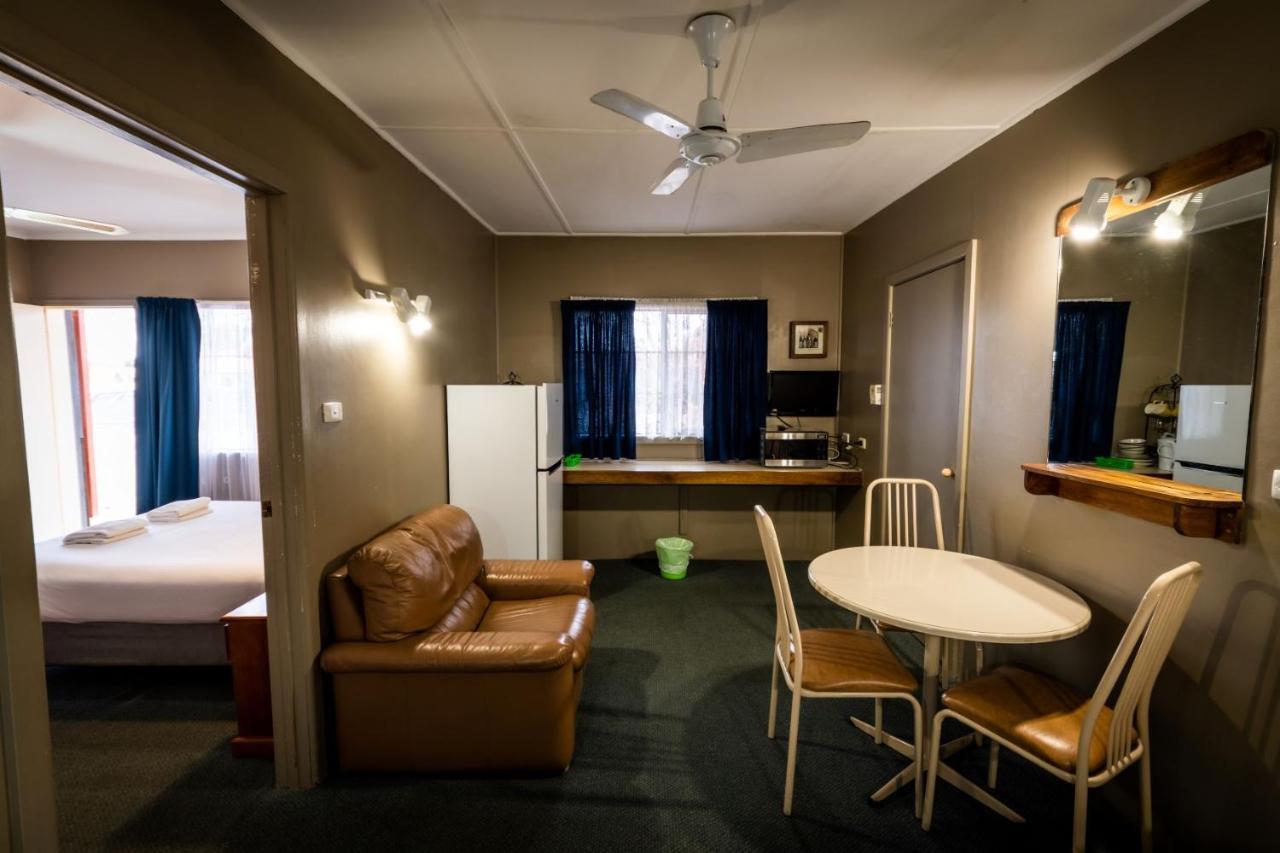 Ardeanal Motel West Wyalong Esterno foto