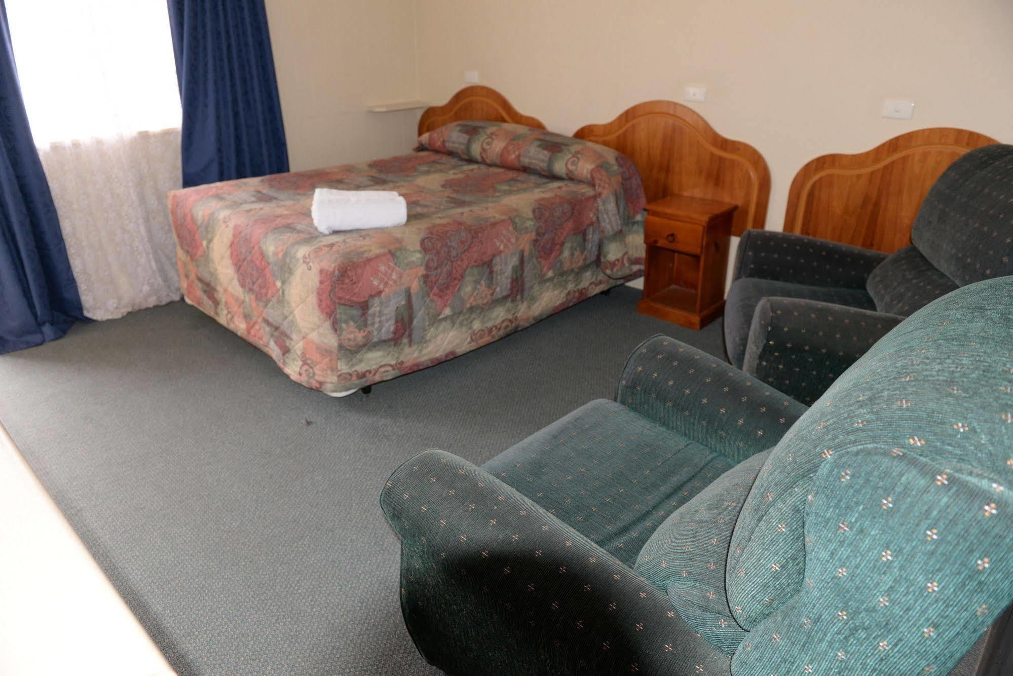 Ardeanal Motel West Wyalong Esterno foto